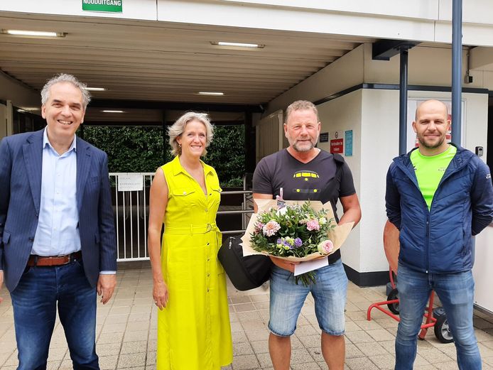 Heuglijk moment bij de ingang van zwembad Klarenbeek. De 60.000ste bezoeker van dit jaar heeft zich zojuist gemeld. Van links naar rechts: wethouder Bob Roelofs, Klarenbeek-bestuurslid Wijnanda Havelaar, zwemmer Hans Venema en zwembadbeheerder Moreno Morais.