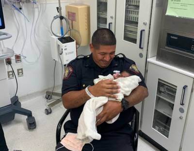 Un Américain jette son bébé du haut d'un balcon, un policier l'attrape in extremis