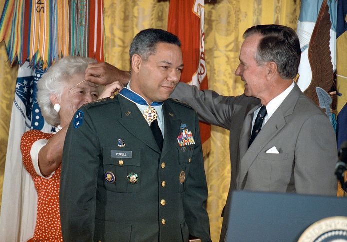 President George Bush en first lady Barbara Bush met Colin Powell in 1991, toen die tijdens een ceremonie in het Witte Huis de Medal of Freedom kreeg.