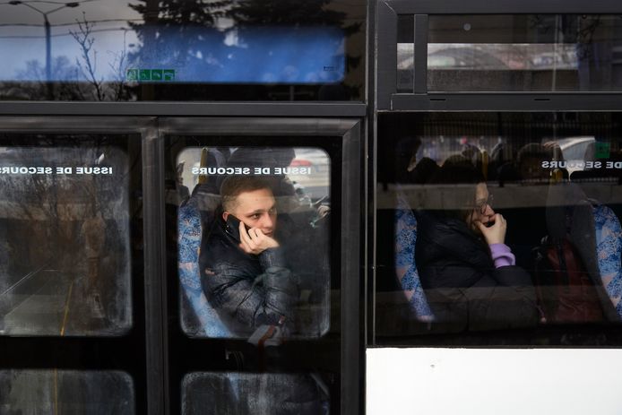 Volle bussen met inwoners Kiev die bang zijn dat de Russen hun stad gaan bezetten.