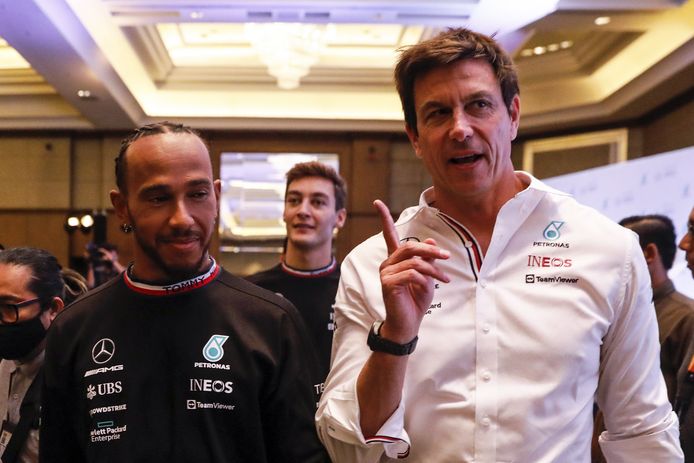 Teambaas Toto Wolff met coureurs Lewis Hamilton en (op de achtergrond) George Russell.