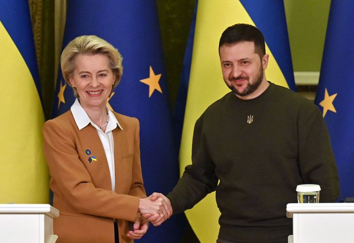 Europees Commissievoorzitter Ursula von der Leyen tijdens een gezamenlijke persconferentie met de Oekraïense president Volodymyr Zelensky in Kiev.