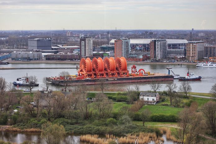 Daar gaan ze, de vier oranje joekels op de Nieuwe Maas, met de Kuip op de achtergrond.