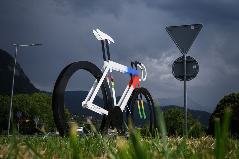 Een fiets in regenboogkleuren, aan het begin van Aigle, de plek waar jonge talenten van over de hele wereld kunnen trainen. Beeld AFP