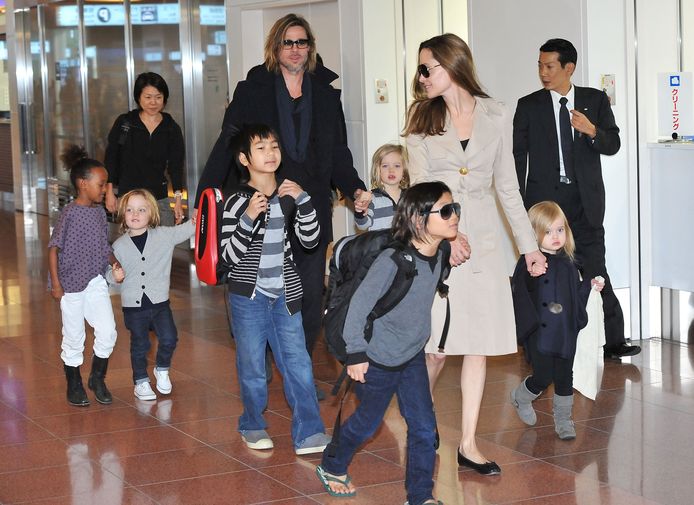 Brad Pitt en Angelina Jolie samen met hun zes kinderen:  Maddox, Pax, Zahara, Shiloh, Knox en Vivienne in 2008.