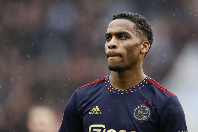 Jurriën Timber weer in spagaat over toekomst bij Ajax: ‘Ik heb geen ...