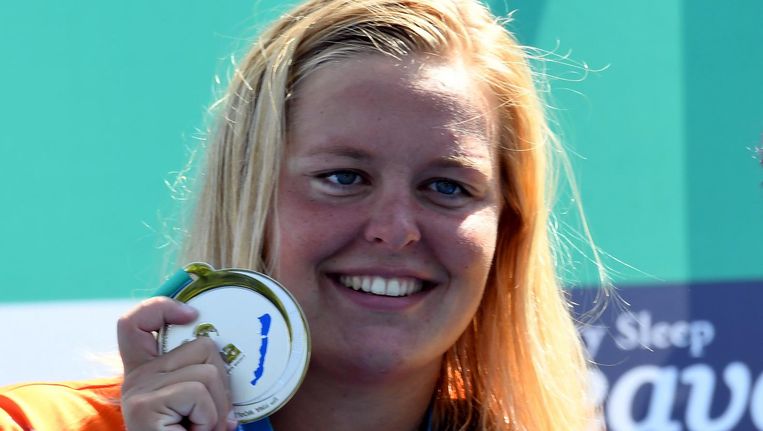 Van Rouwendaal toont haar zilveren plak Beeld afp