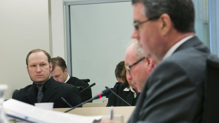 Anders Behring Breivik luistert in de rechtbank naar een van de betrokken psychiaters, 18 juni. Beeld reuters