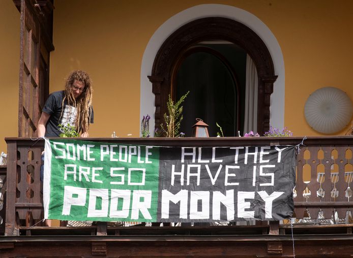 Critici vinden het Wereld Economisch Forum een elitair clubje, een praatbarak waar een sfeer van “ons kent ons” heerst. Een inwoner van Davos heeft een spandoek opgehangen als protest.