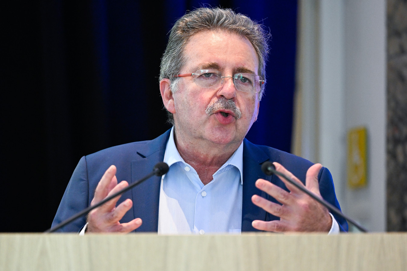 Rudi Vervoort, le ministre-président bruxellois, lors d'une conférence de presse le 28 avril 2022.