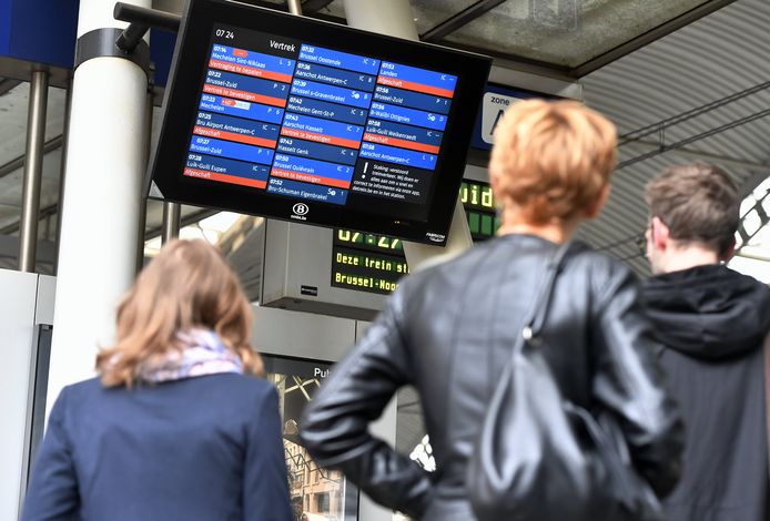 Tijdsborden tonen afgeschafte en vertraagde treinen tijdens staking van 27 mei 2016, beeld ter illustratie.