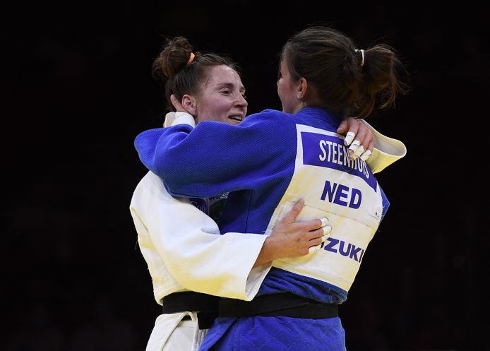 Een innige omhelzing tussen Marhinde Verkerk (wit pak) en Guus Steenhuis na de troostfinale op het WK. Voor Verkerk was dat duel haar laatste in haar loopbaan.