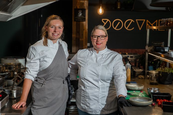 WIJCHEN:

Laura en Sibrecht in de open keuken van Document 12 in Wijchen

De Gelderlander DGFOTO SPORT DHFOTO