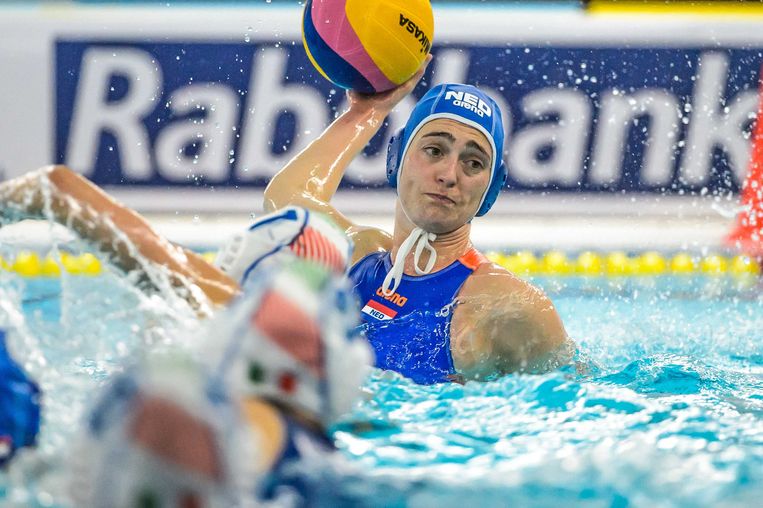 Sabrina van der Sloot van Nederland aan de bal tijdens de waterpolowedstrijd tussen Italië en Nederland tijdens het Olympisch Kwalificatie Toernooi (OKT). Beeld ANP