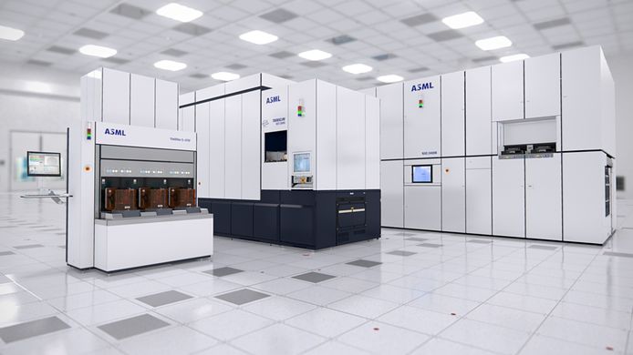 Een EUV machine (r), een bestaande immersie machine en links een Yieldstar meetmachine van ASML.