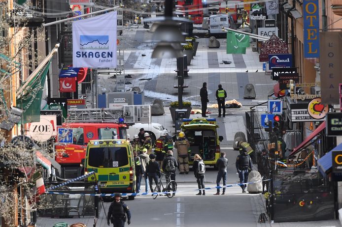 Politieagenten rukten in april 2017 massaal op naar de Drottninggatan, nadat er melding werd gemaakt van een aanslag. Er vielen vijf doden.