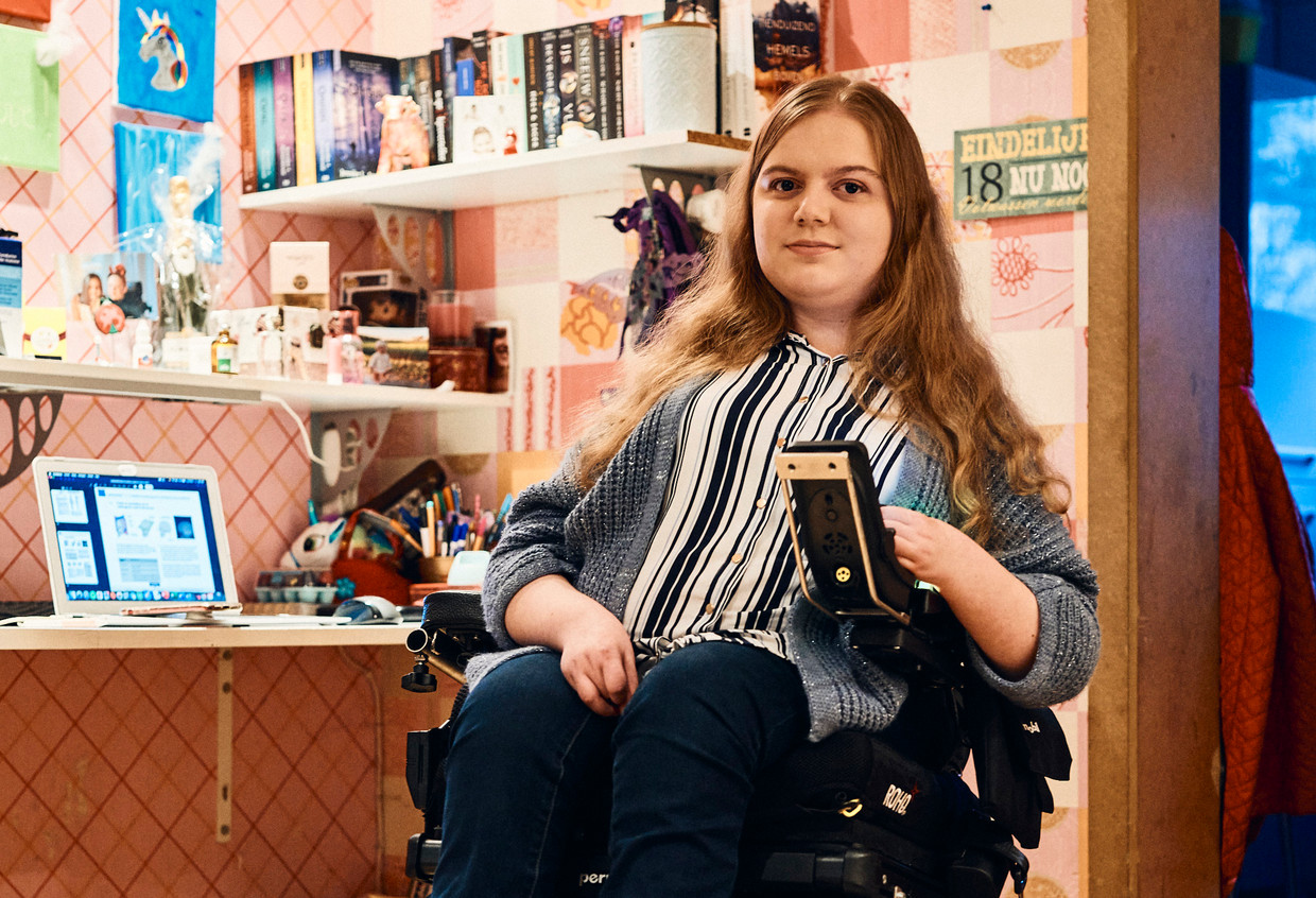 Julie van Tichelen (19) lijdt aan de spierziekte SMA, maar komt net als gezonde leeftijdsgenoten pas achteraan in de vaccinrij. Nochtans is corona voor haar levensgevaarlijk.   Beeld Thomas Nolf