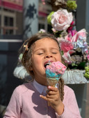 Wie vakantie zegt, zegt ook ijs. Maite uit Roosendaal geniet van een fijn gekleurd ijsje met spikkels.