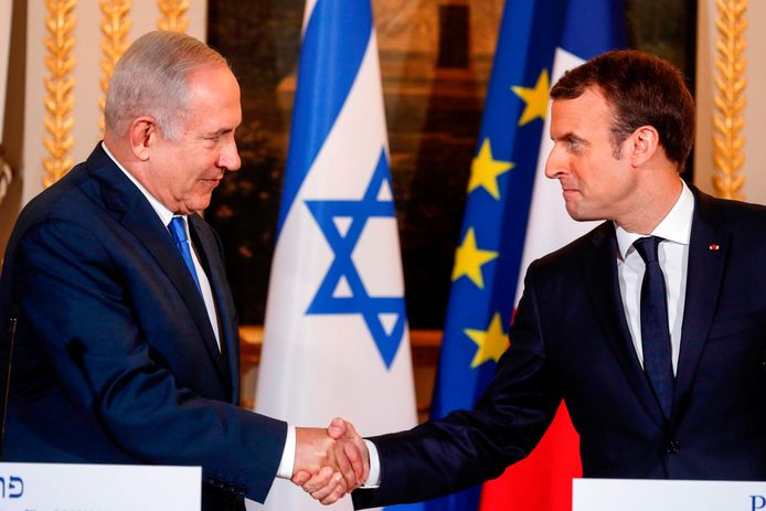 De Israëlische premier Benjamin Netanyahu (links) en de Franse president Emmanuel Macron tijdens hun ontmoeting in Parijs.