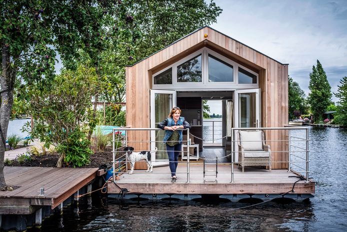 Tineke van Velsen (Vinkeveen) heeft samen met haar man een Tiny House ontworpen als boot. Op de eilandjes in de Vinkeveense Plassen is het niet meer geoorloofd een huisje neer te zetten: zij hebben nu een boot als huis aan de aanlegsteiger van hun eiland. Het plan is dit huisje te verhuren via Airbnb.