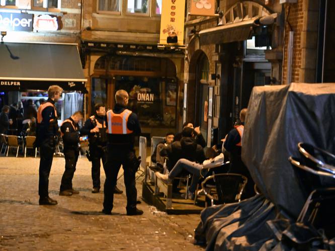 Bezoeker Oude Markt gepakt met zeven pakjes cocaïne: huiszoeking levert nog meer op