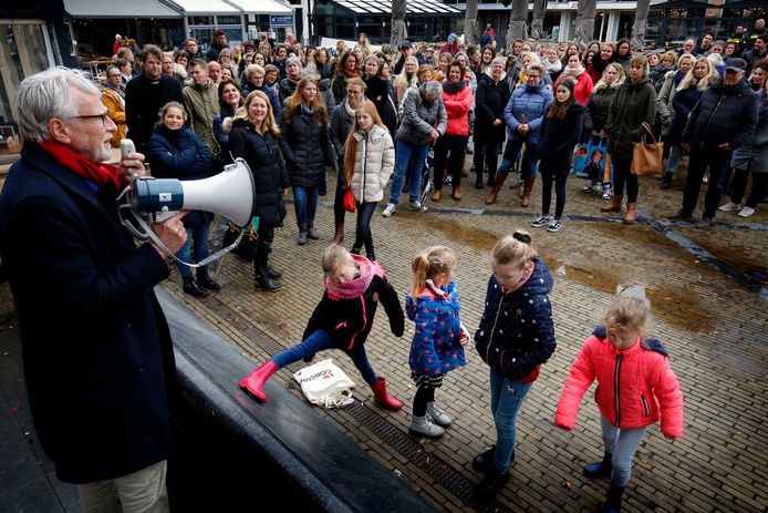 Onderwijspersoneel in staking op de Grote Markt in Gorinchem. Ook ouders en leerlingen deden mee.