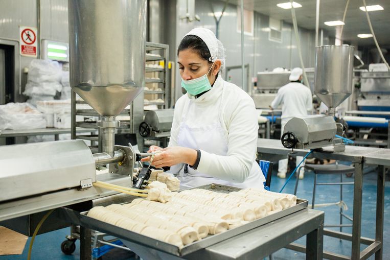 Een vrouw werkt in een dessertfabriek in Napels. Beeld Getty Images