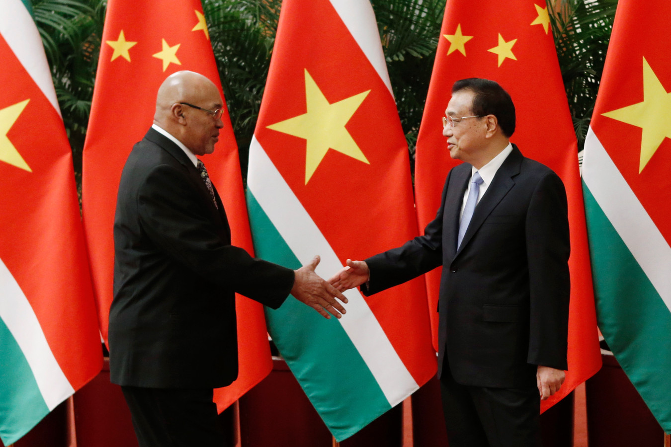 Desi Bouterse is momenteel op staatsbezoek in China. Hij schudt de hand van premier Li Keqiang