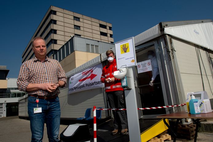 Joost Siegelaar voor de spoedpost. Medewerkers van het Rode Kruis zorgen ervoor dat patiënten veilig naar binnen kunnen.