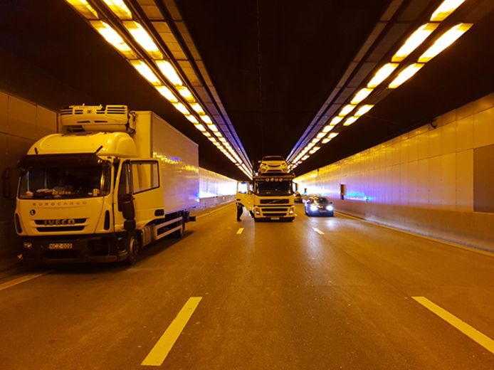 "Er moet alvast één vrachtwagen getakeld worden en dat is nooit eenvoudig in een tunnel", laat het Vlaams Verkeerscentrum weten.