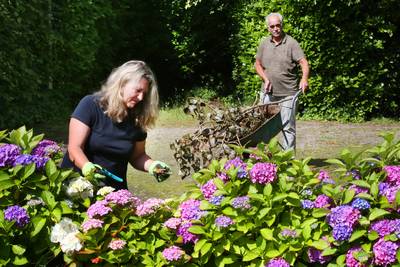 Als sinds 1997 genieten Peter en Rian van hun tuin, nu moeten ze alles opgeven ook al kan de gemeente er weinig mee