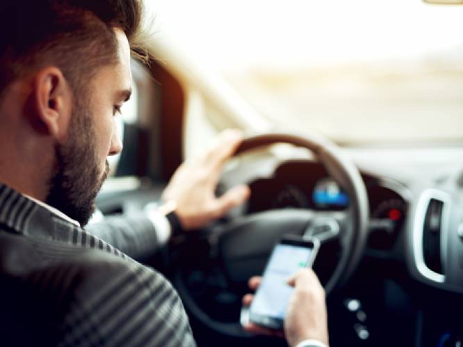 Nieuwe campagne tegen afleiding achter het stuur: “3 op 10 bestuurders zitten op hun gsm tijdens het rijden”