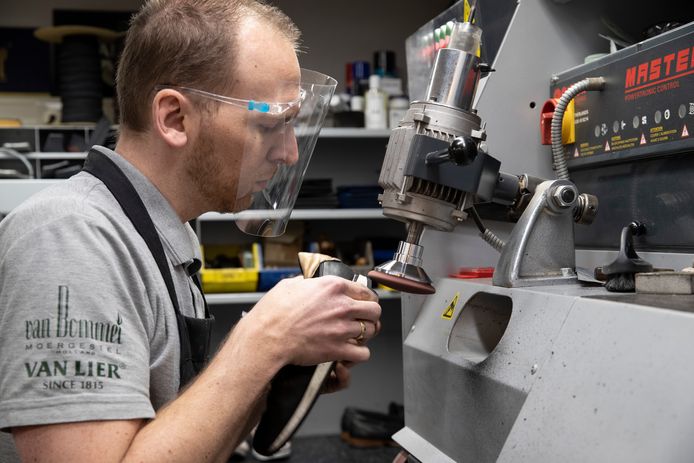 Mitchell Leijser aan het werk in zijn Schoenmakerij 't Centrum in Zutphen. Het water staat hem aan de lippen. Hoewel hij de deuren mag openen, blijven klanten uit.