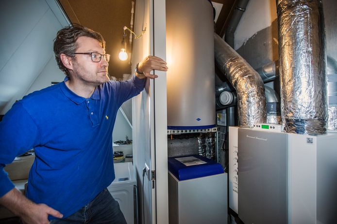 Richard Helderman heeft geen gasaansluiting in zijn huis maar zit er toch behaaglijk bij.
