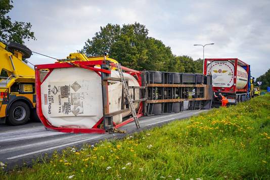 Op de Pleijroute in Arnhem is de aanhanger van een tankauto met kookolie gekanteld.