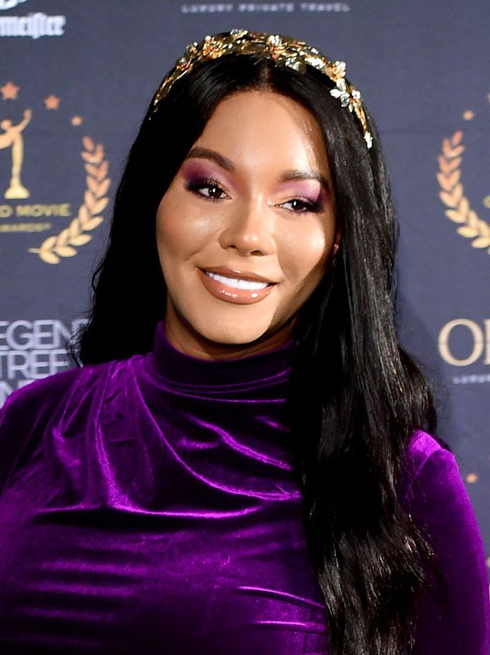 L'Oreal heeft het Britse transgendermodel Munroe Bergdorf opnieuw aangenomen, nadat ze eerder aan de deur werd gezet.