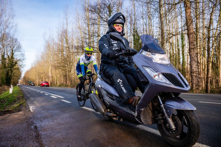 Bart Wellens rijdt met de scooter. Beeld Gregory Van Gansen / Photo News