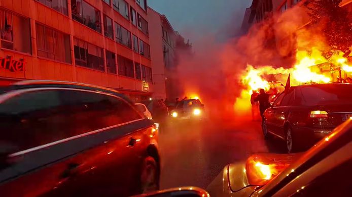 Een trouwstoet in de Lange Lozanastraat in Antwerpen: het verkeer werd geblokkeerd en mannen in het midden van de weg staken Bengaals vuurwerk af.