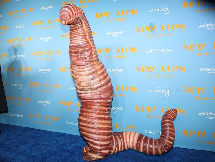 Heidi Klum als hyperrealistische regenworm in 2022.