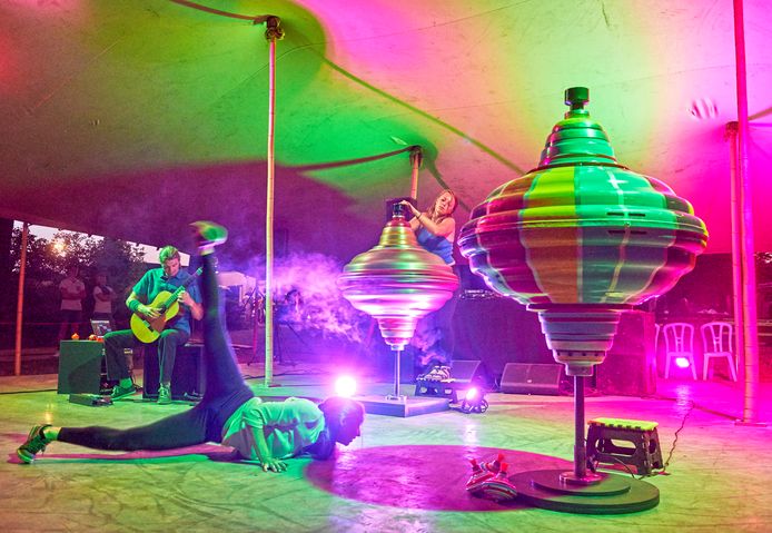 Bij Fabriek Magnifique draait alles om beleving. Zoals hier in de act van Gertjan Adema tijdens het festival in 2018: een boeiend schouwspel van muziek, licht, dans en indrukwekkende brommende reuzentollen.