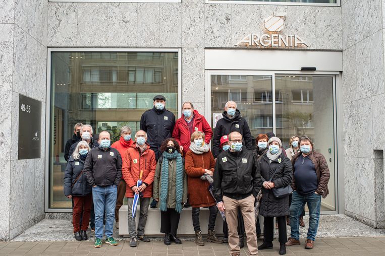 Gedupeerden voeren actie aan het hoofdkwartier van Argenta in Antwerpen. Beeld BELGA