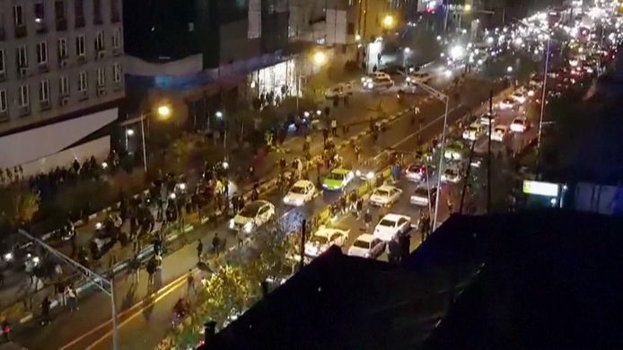 Mensen op straat in de Iraanse hoofdstad Teheran.
