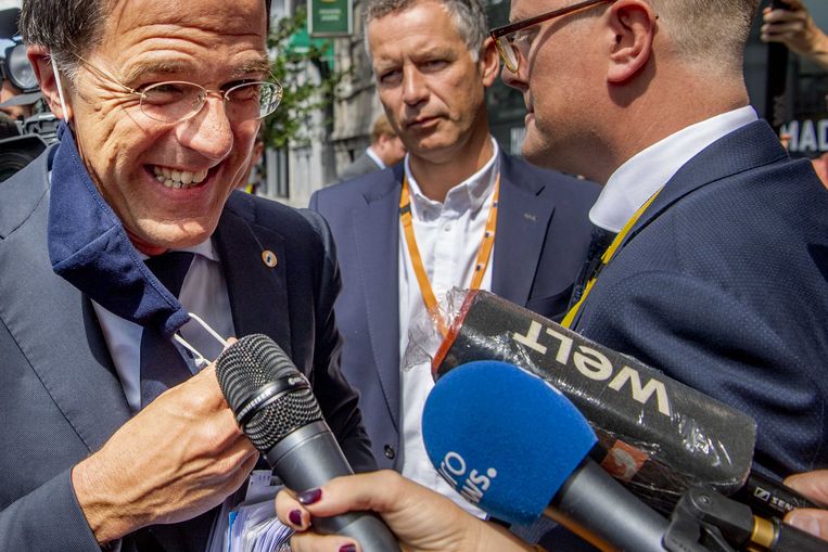 Minister-president Mark Rutte vertrekt maandag bij zijn hotel voor de hervatting van de EU-top over het Europees herstelfonds.  Beeld ANP