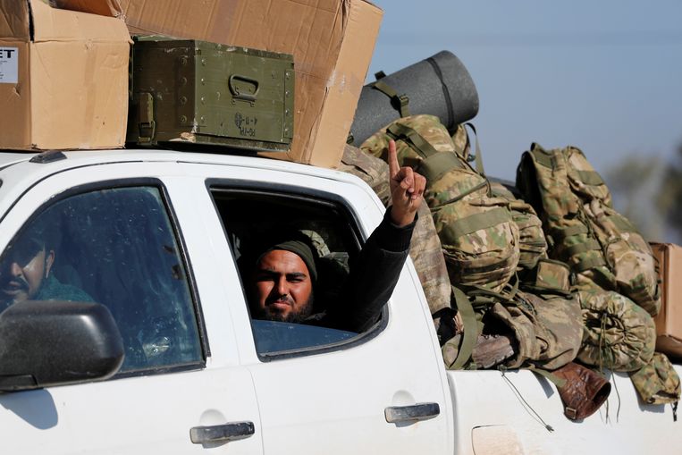 Strijders van het Vrije Syrische Leger in een pickup-truck nabij de Turks-Syrische grens, januari 2018. Beeld Reuters