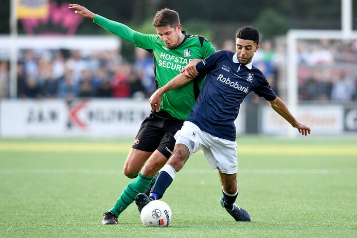 Leroy Resodihardjo (links, Scheveningen) gaat stevig een duel aan met Rachid Bouyaouzan van Quick.