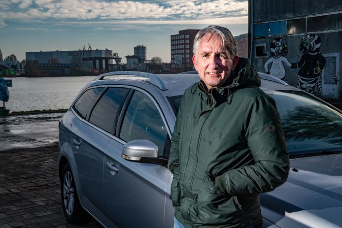 Tom Schooltink uit Lochem bij zijn dieselauto. ,,Het aantal auto's neemt ook al jaren toe, meer dan het aantal inwoners. De vraag is waarom we dit zo belangrijk vinden, maar tegelijkertijd in de meeste gevallen óók vinden dat we duurzamer moeten leven."