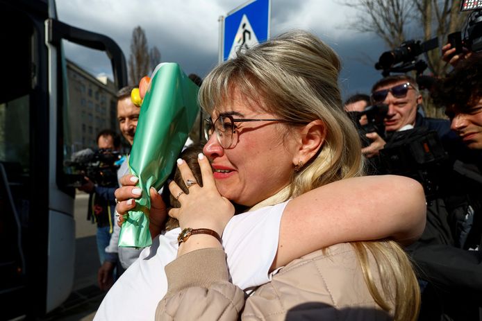 Yana Shapochko reagisce al ritorno a casa del figlio di 9 anni Danil, che sua nonna ha mandato a casa 