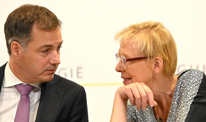 Eerste Minister Alexander De Croo (Open Vld) en minister van Pensioenen Karine Lalieux (PS)