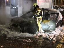 Auto in Deventer volledig in as gelegd, mogelijk brandstichting