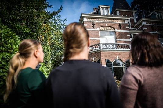 Donorkinderen bij de voormalige vruchtbaarheidskliniek in Oosterbeek.